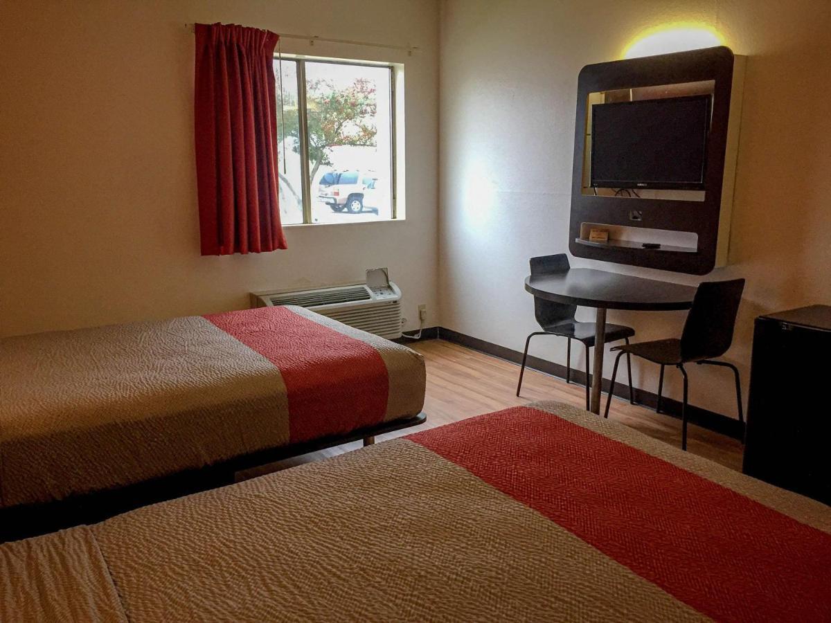 Motel 6-Woodway, Tx Екстер'єр фото